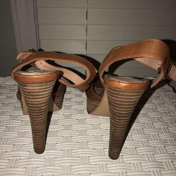 Steve Madden Platform heels. Never been worn - Picture 2 of 3